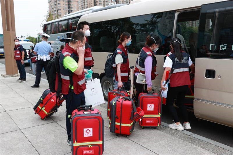 同心抗疫 共克时艰｜披战袍再出征！川北医学院附属医院22名核酸检测队员奔赴成都