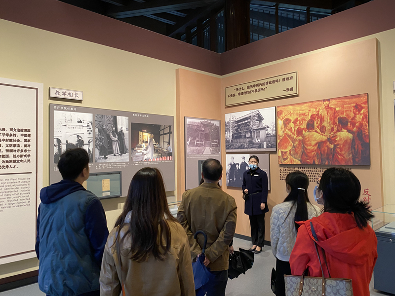 机关三工会小组赴西充县参观张澜故居