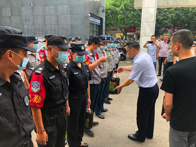 学校领导看望慰问暑期坚守岗位的保安队员