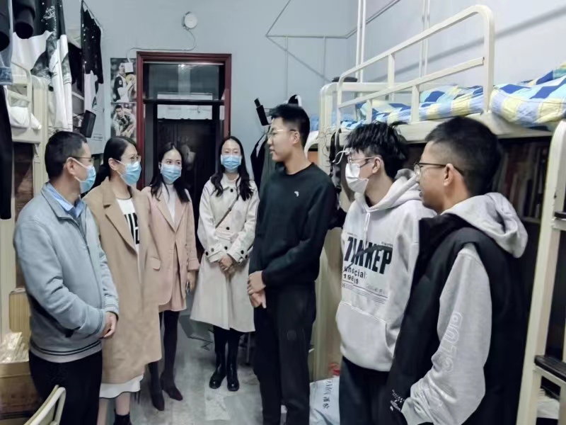 学院深入寝室问候学子