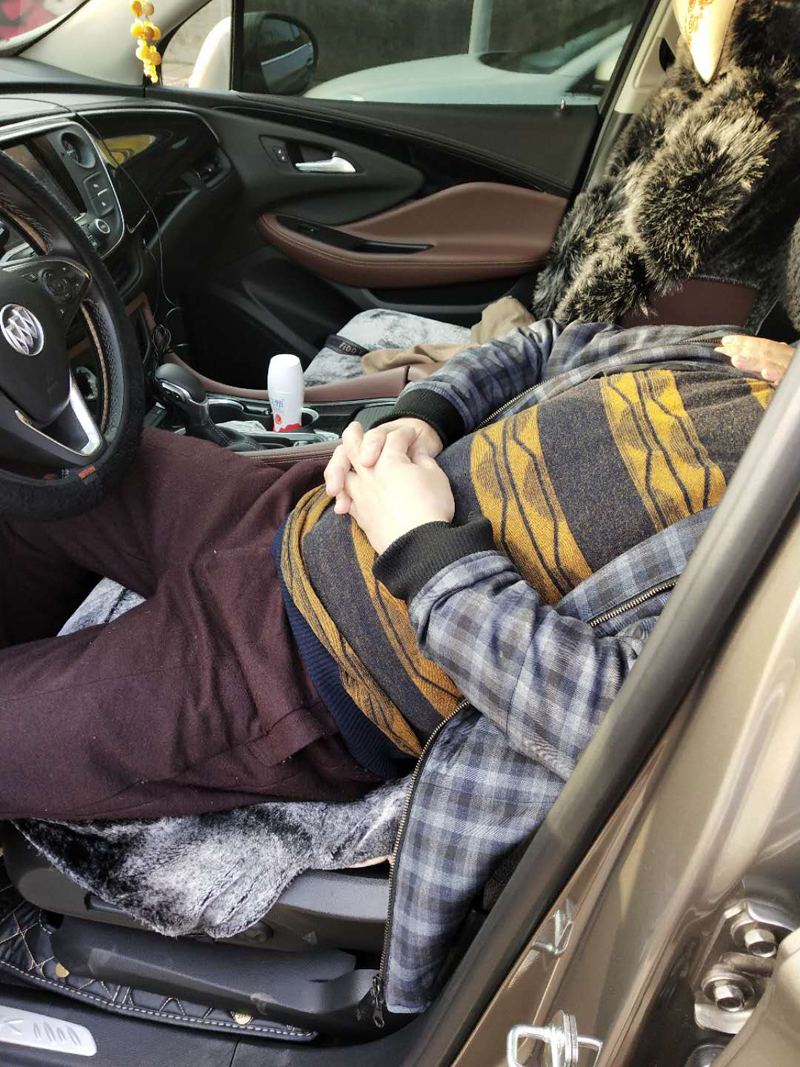 我校附属医院医生上班途中抢救危重病人