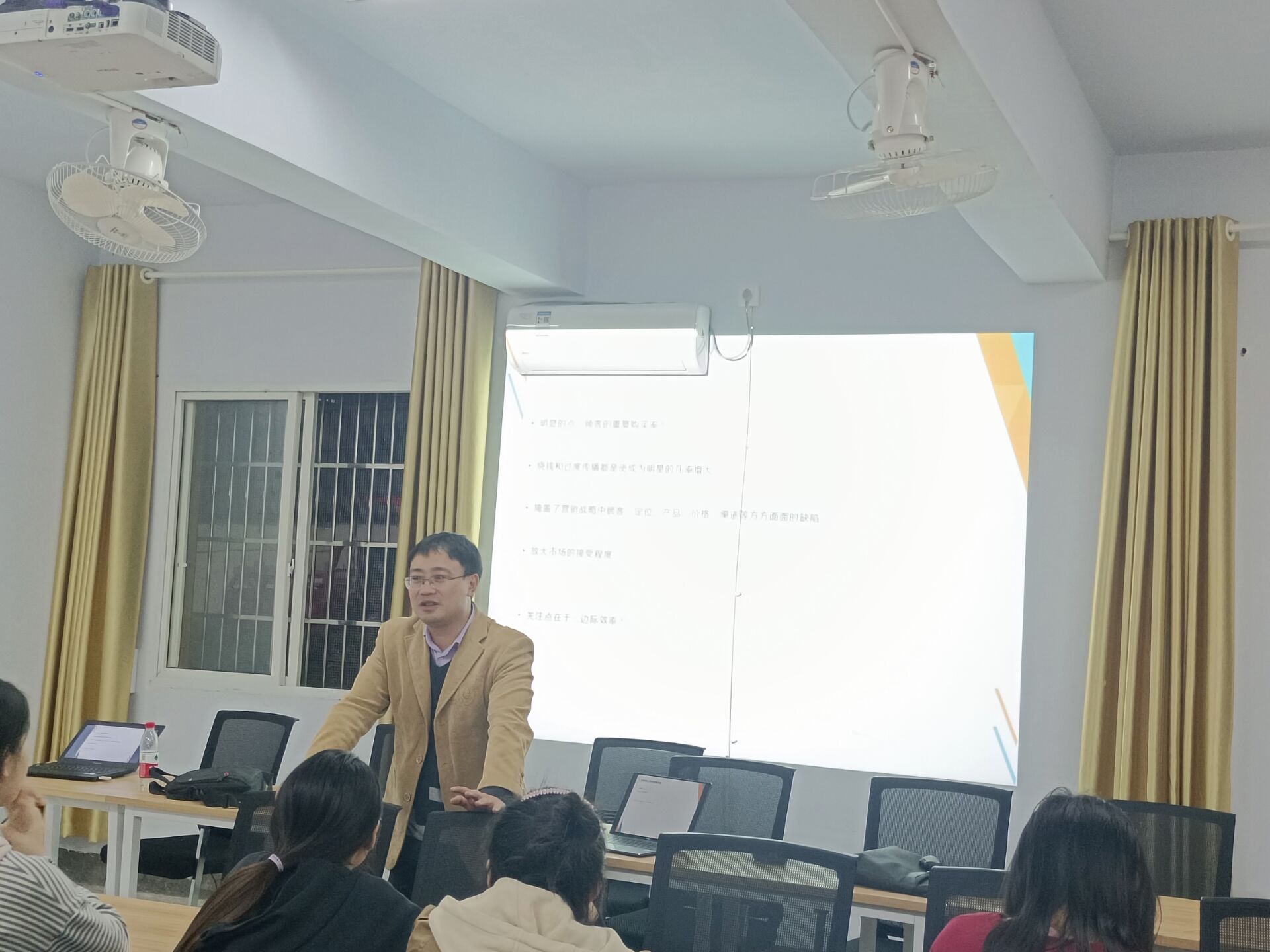 一站式学生社区活动之双创系列讲座(一)——《成本分析和成本控制》顺利举行