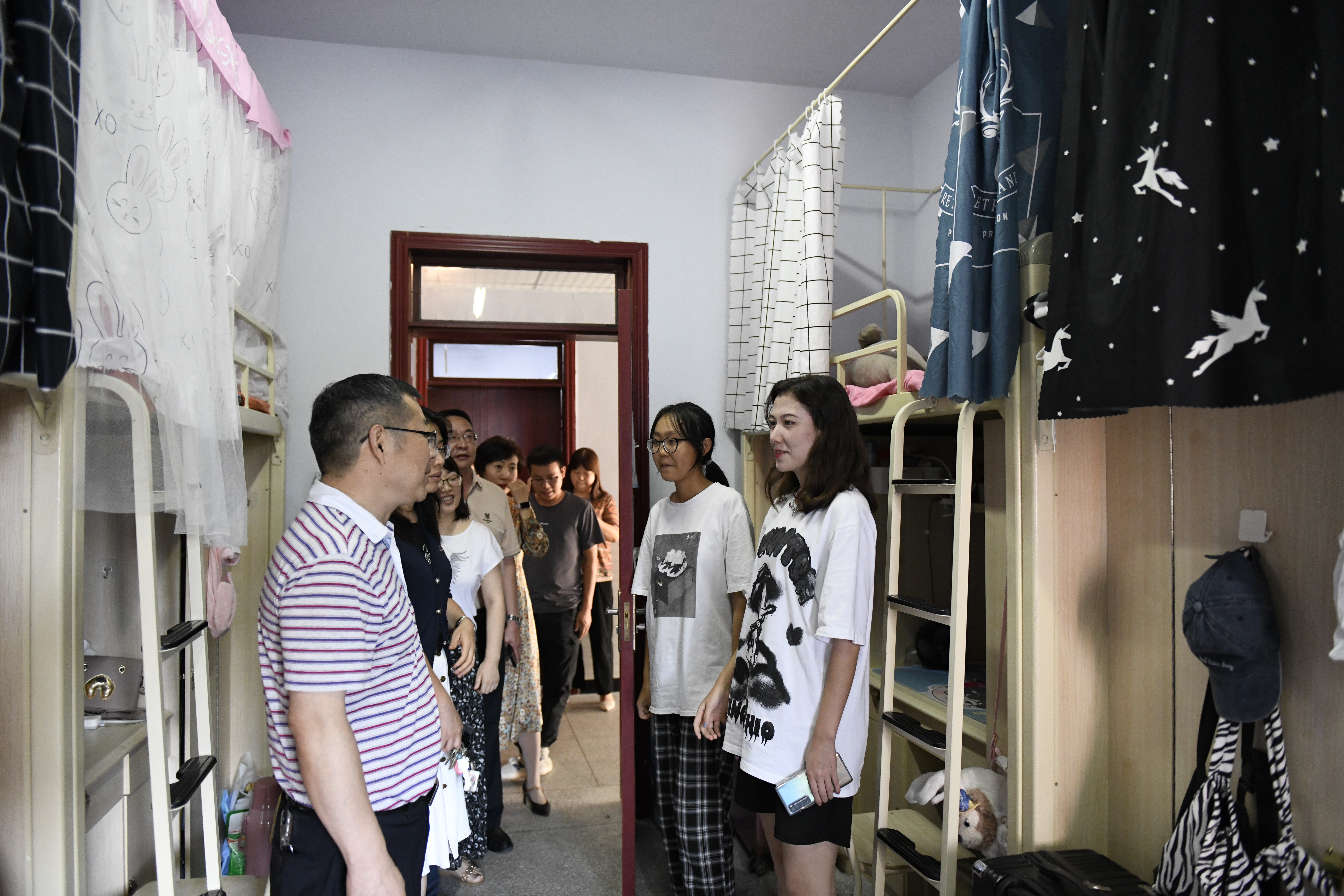 校领导深入走访学生寝室