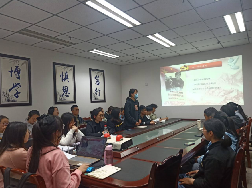 管理学院学生党支部开展“传承红色基因,弘扬雷锋精神”主题党日活动