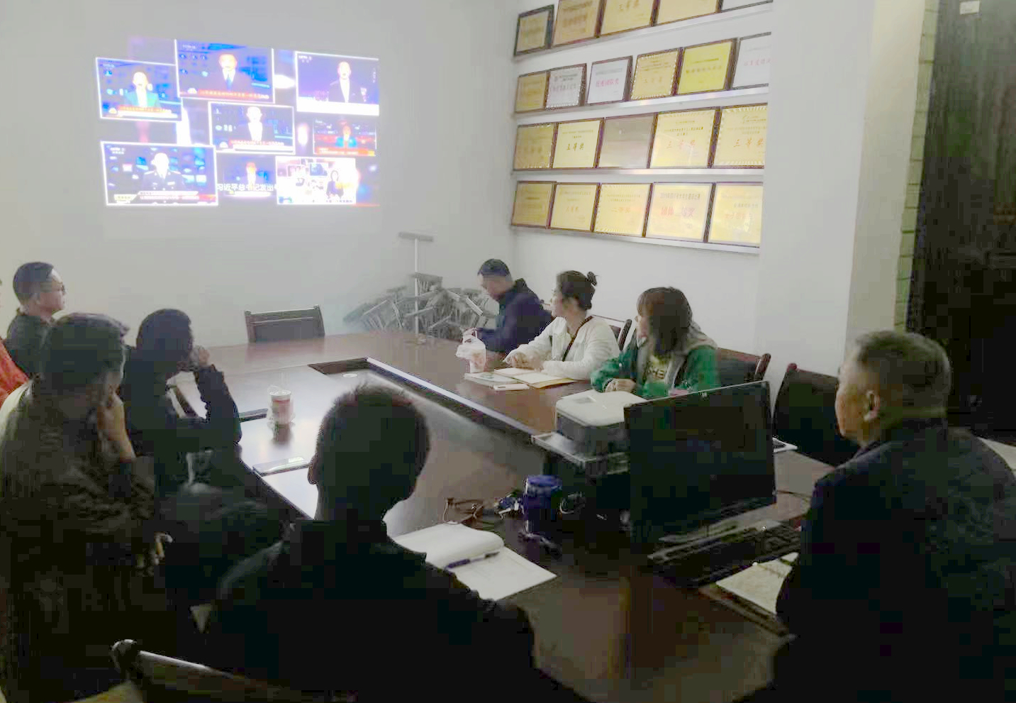 体育部直属党支部组织观看《榜样5》专题节目