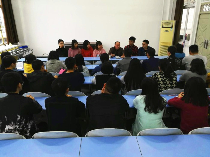 中西医临床医学系举行“听您的声音•喜迎党的十九大”学生代表与优秀老党员交流座谈会