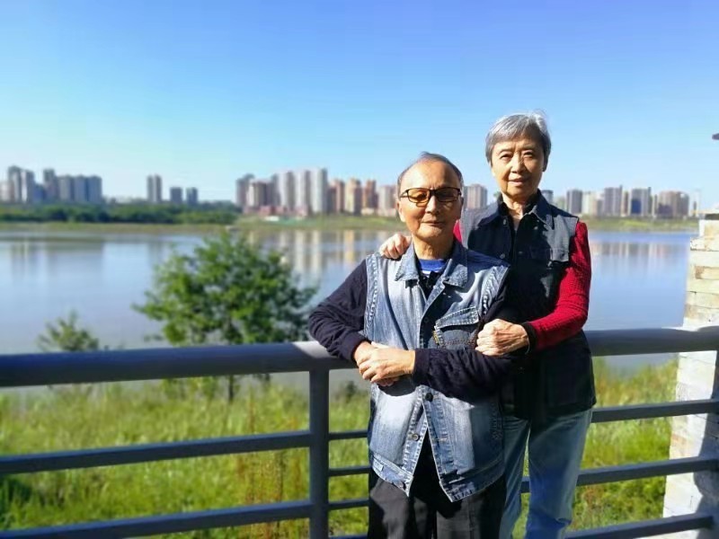 援藏医师张常明和田国华向图书档案馆捐赠图书