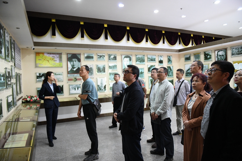 两校党内外人士在烈士陵园同学党史之魂 共筑思想之基