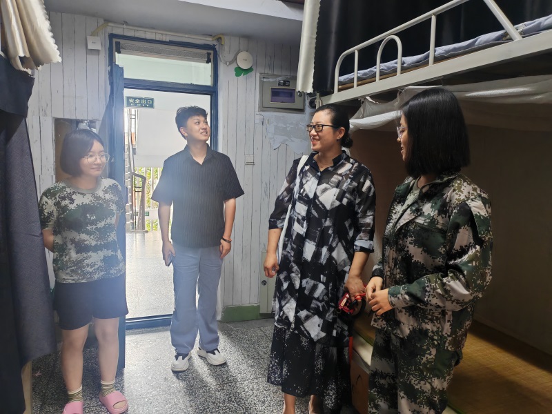 公共卫生学院深入新生寝室开展走访活动
