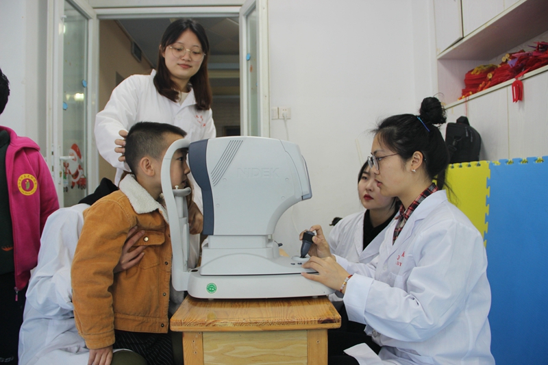 眼视光学系“金视爱眼护眼活动”走进蓝光幼儿园