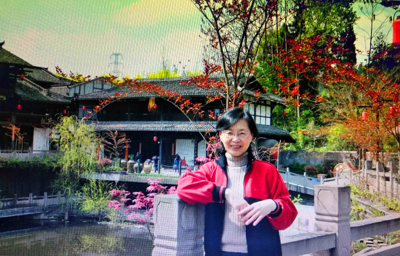 郭玲玲:退而不休 任劳任怨 服务学校师生