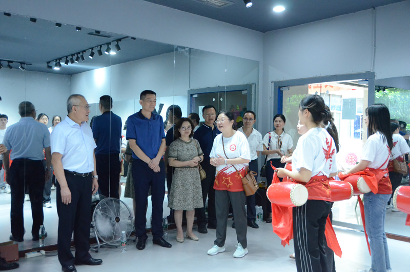 杜勇一行赴巴中市中心医院调研并看望慰问暑期“三下乡”队伍