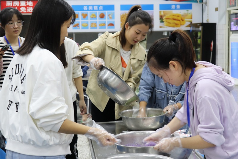 临床医学系开展“月团巧手做,祝福送恩师”庆双节系列活动