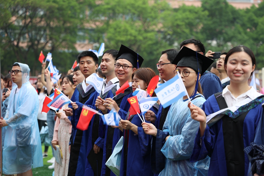 风里雨里，母校欢送你：我校举行2021届学生毕业典礼