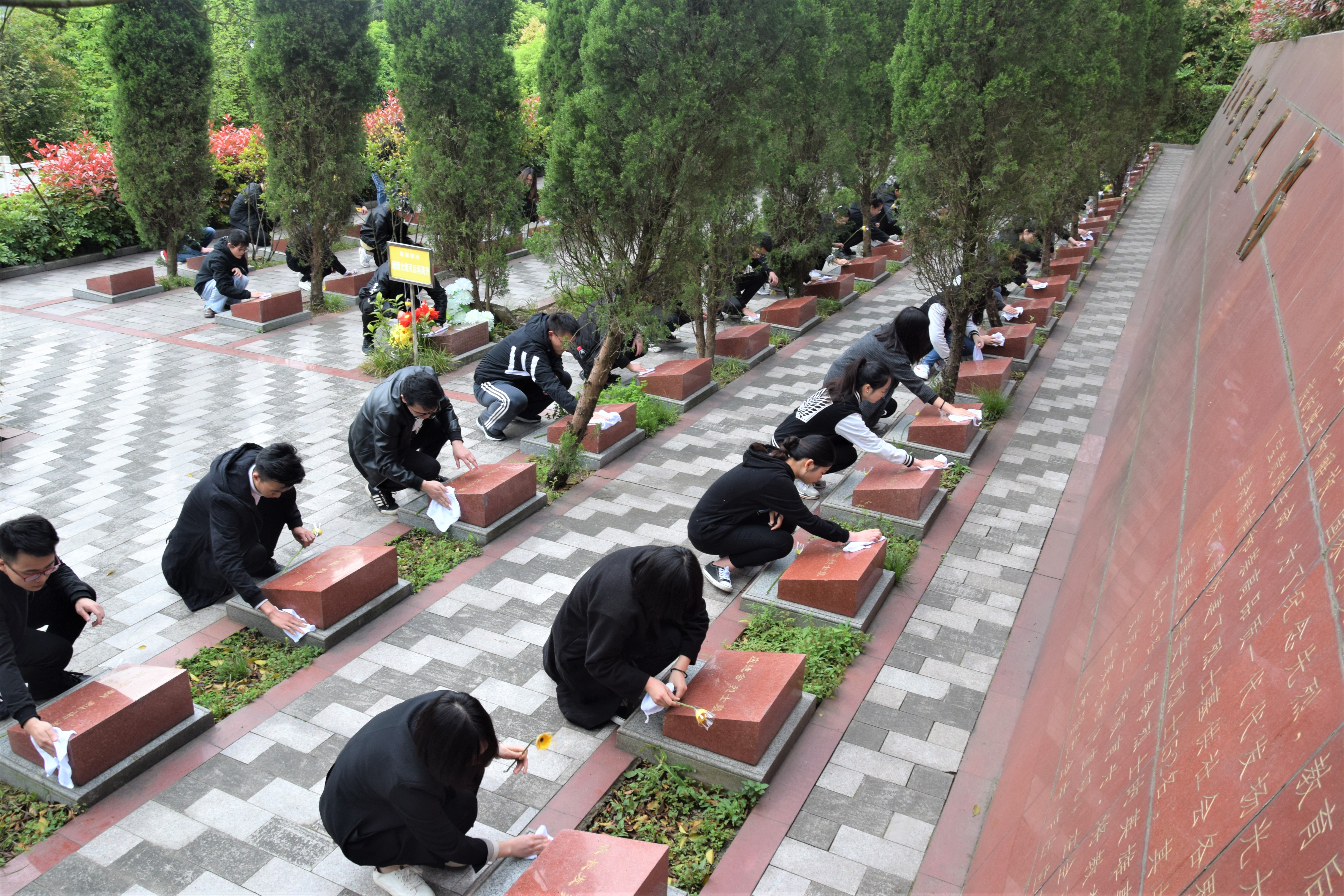 临床医学系赴西山烈士陵园缅怀革命先烈