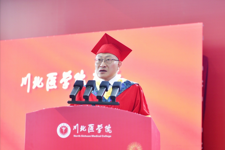 此去春山花烂漫 追星赶月莫停留 学校举行2024届学生毕业典礼