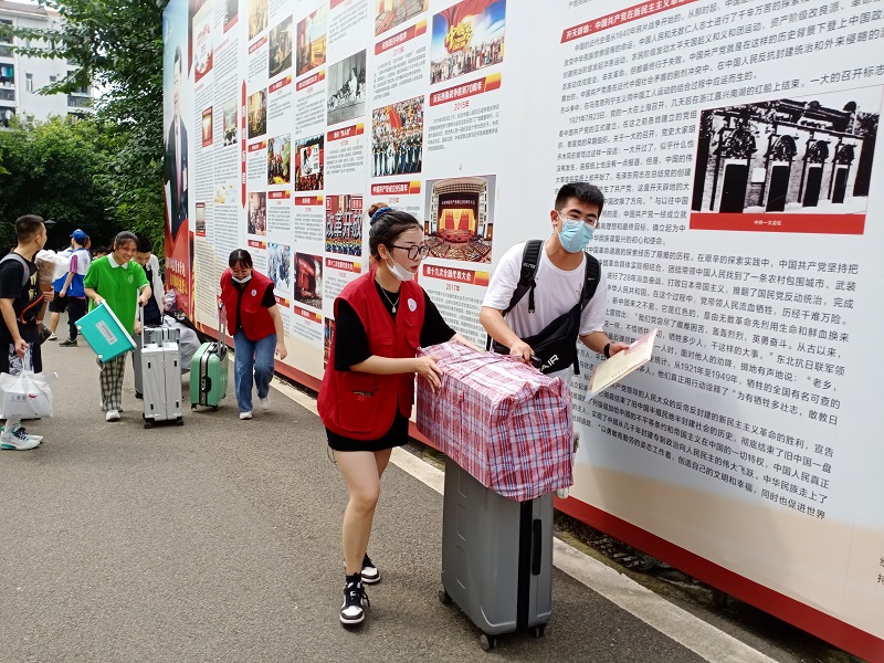 金桂飘香迎新生,骄阳似火绽青春