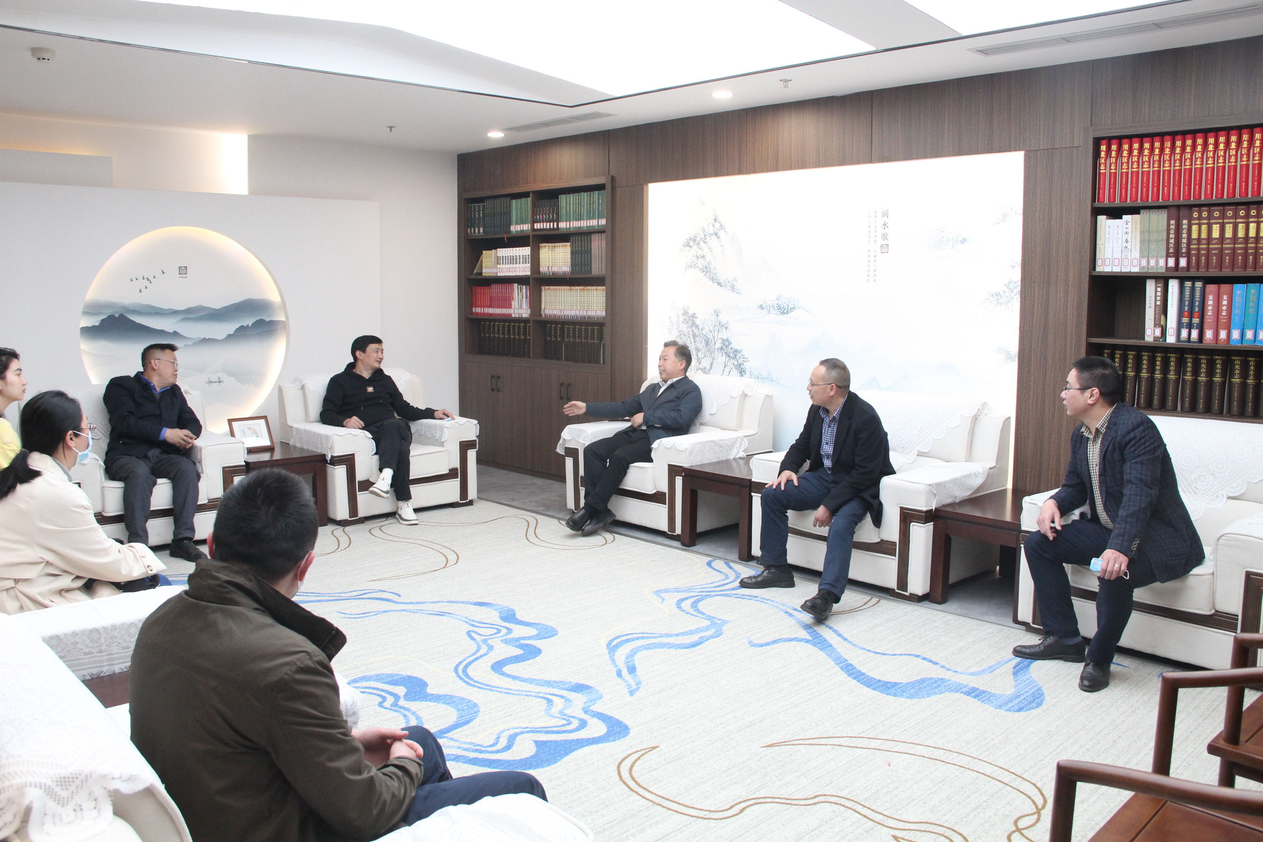 图书档案馆组织党员和干部到南充市方志馆开展党史学习交流活动