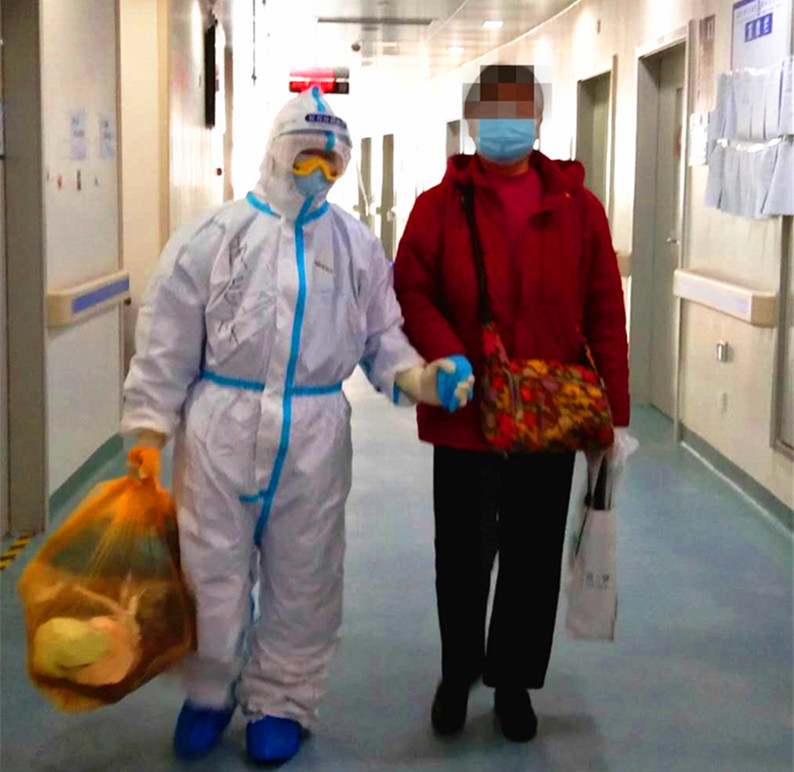 暖心！援武汉医疗队队员牵手送盲人婆婆出院后收到锦旗