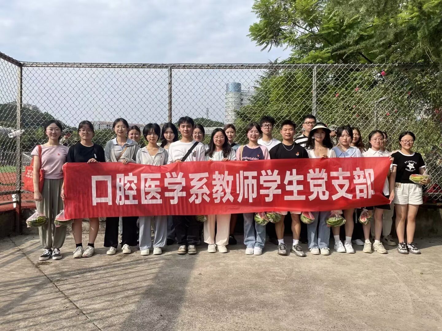 口腔医学系党总支开展军训慰问活动