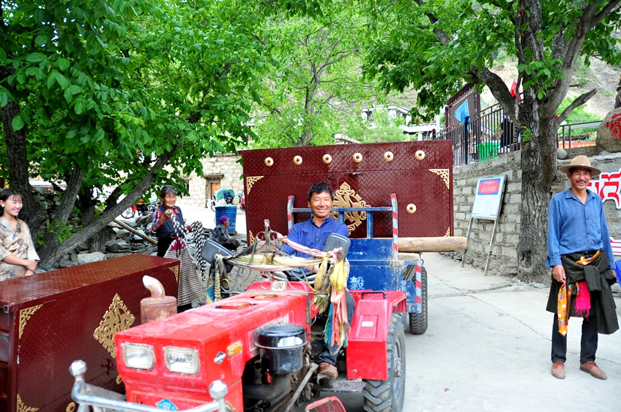 学校领导率队赴稻城县开展对口帮扶工作