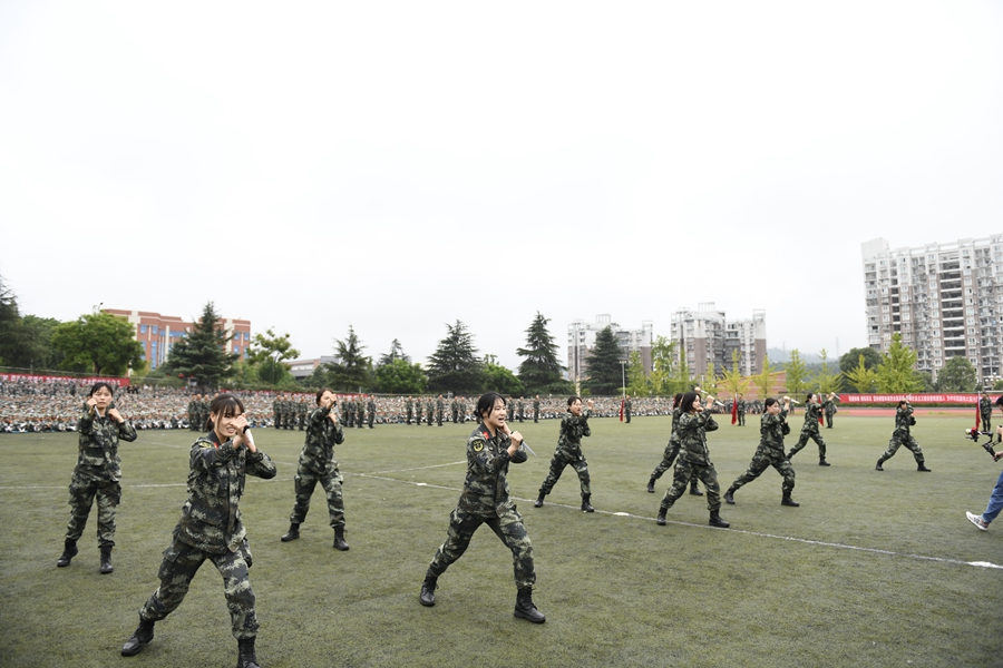 展飒爽军姿 铸青春斗志 我校举行2021年军训总结大会