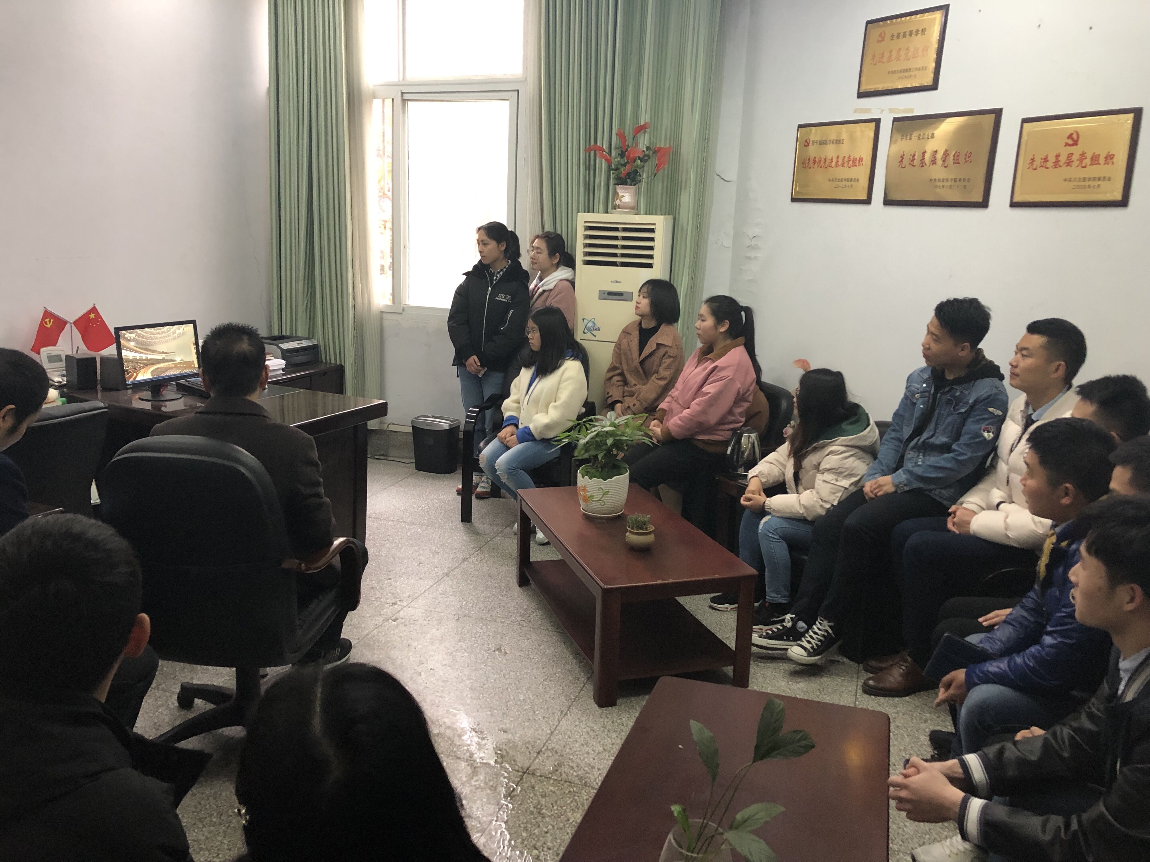 临床医学系师生对全国“两会”胜利召开反响热烈