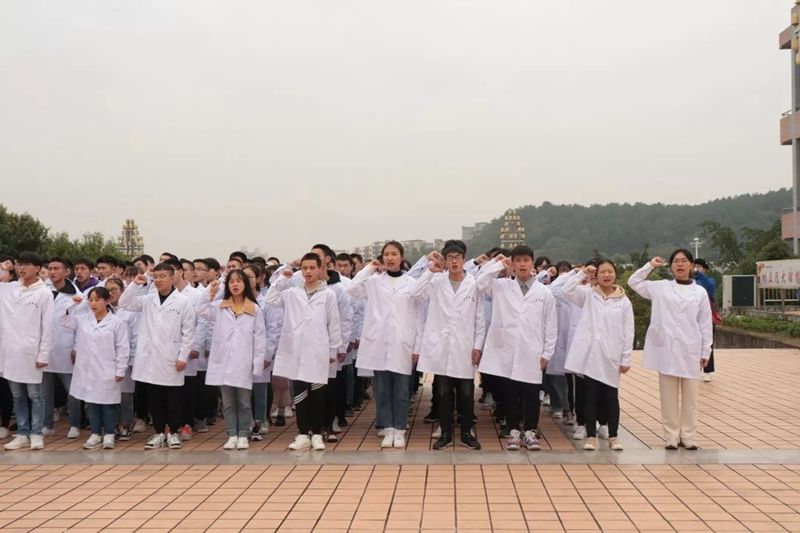 医学影像学院团总支开展2019级新生医学宣誓活动