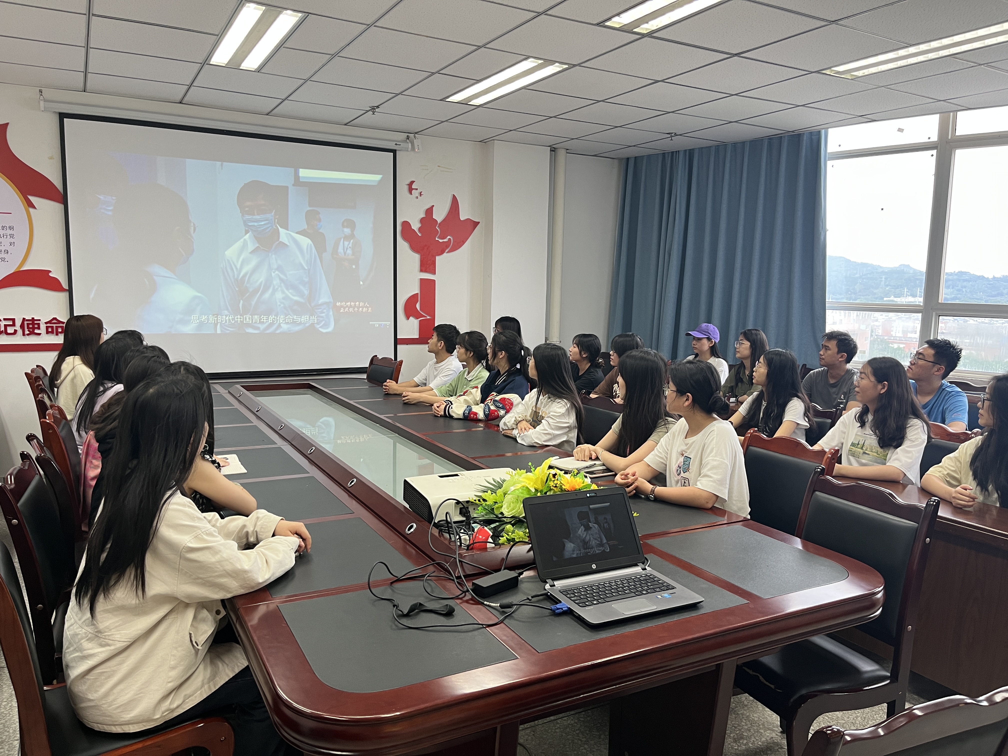 管理学院党总支组织观看2023年高校党组织示范微党课