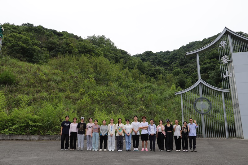 药学院组织学生开展户外现场实践