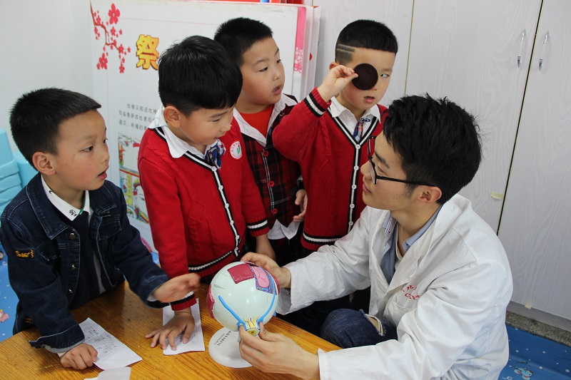 眼视光学系开展“第十三届金视活动之明眸行动”爱眼日活动