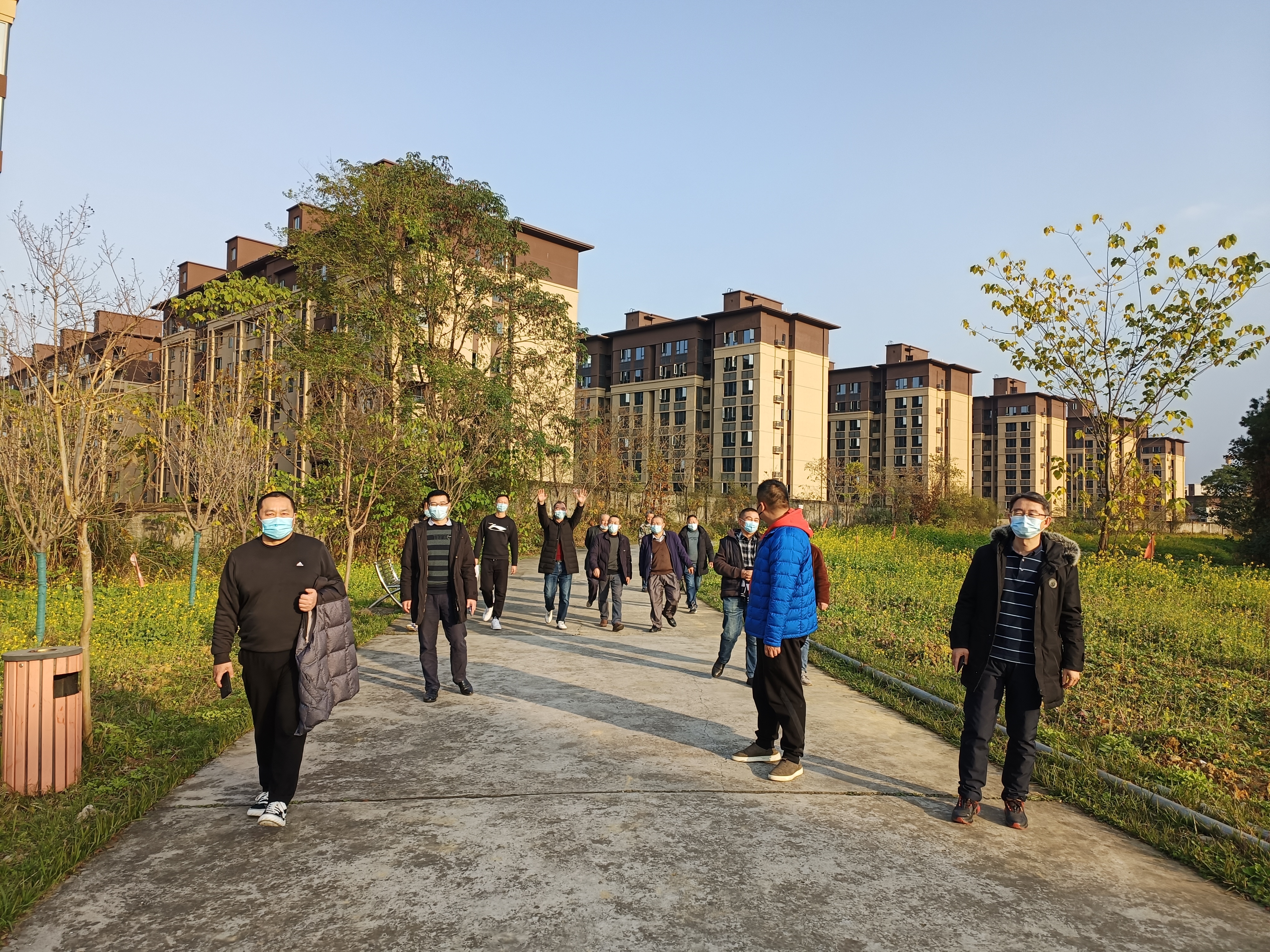 保障工会开展环松林山健步走活动