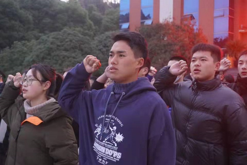 校团委举行新学期升旗仪式