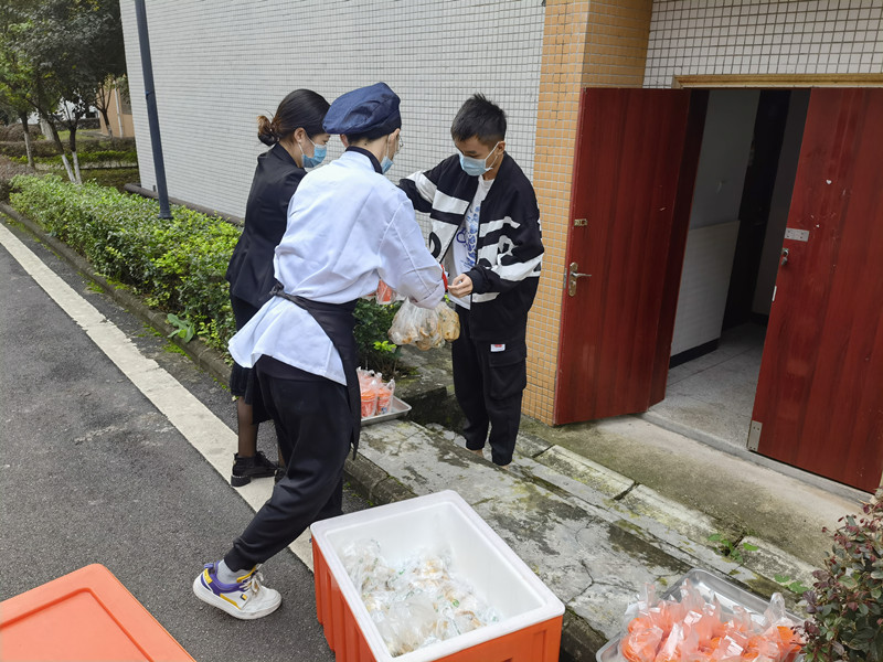 校领导检查学生返校后各项管理及服务保障工作