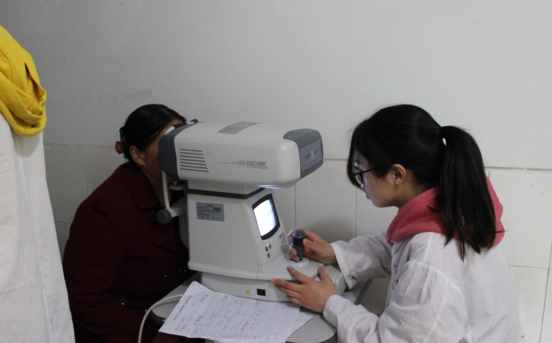 眼视光学系联合口腔医学系举办“雷锋三月，感恩石圭”义诊活动