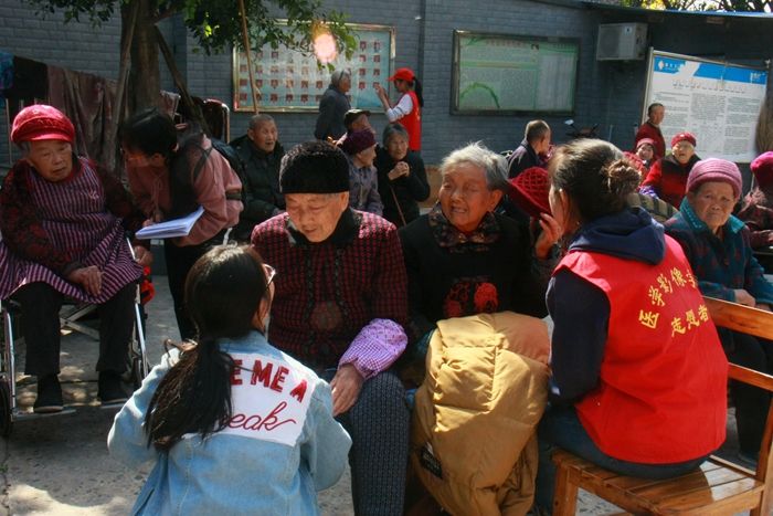 心随青风动，爱在夕阳红