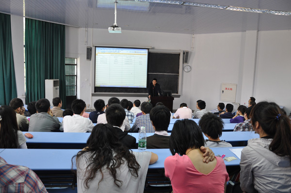 学校召开2010级研究生转入课题阶段岗前培训会