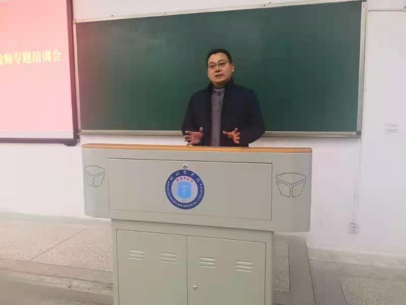 学校举行2020年新入职教师专题培训会