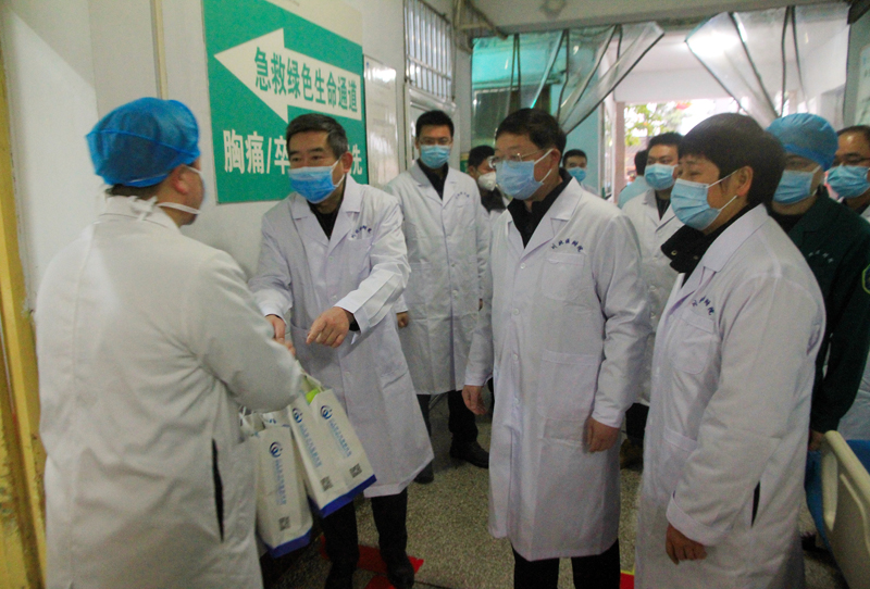 学校慰问坚守防疫抗病一线岗位的医务工作者