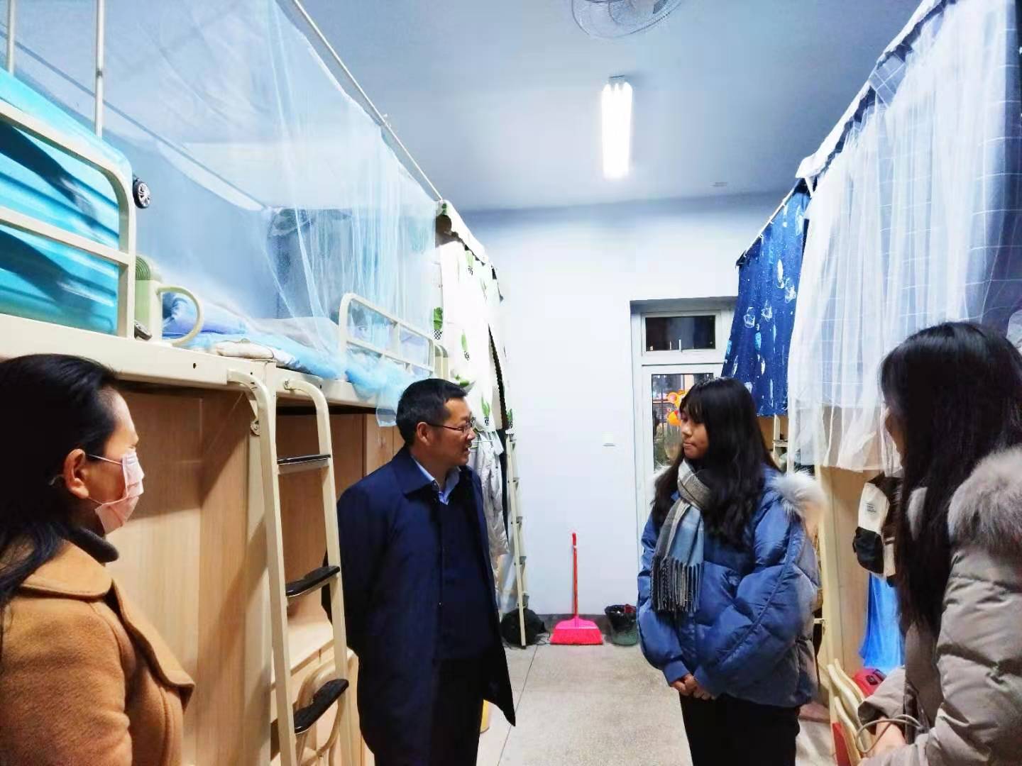 校领导深入学生宿舍开展走访活动