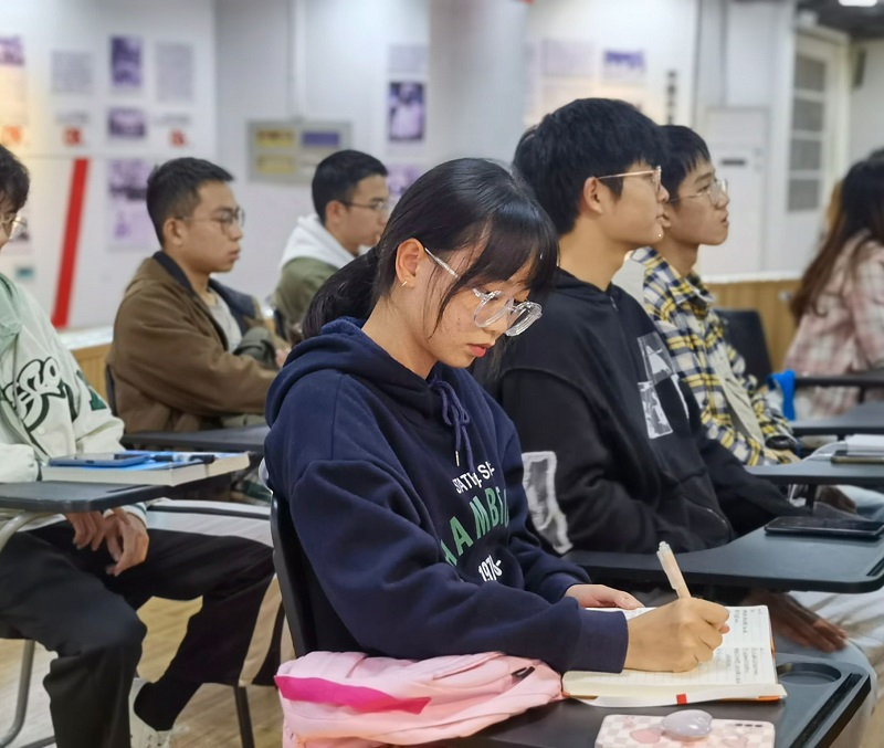 口腔医学系党总支顺利召开班团干部培训、交流会