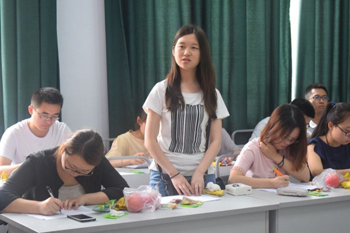 我院举办毕业生座谈会：倾听学生的声音