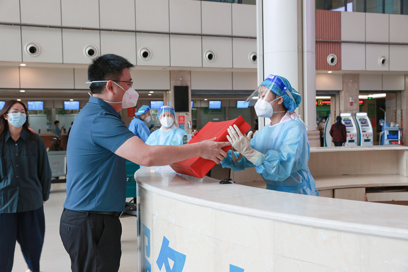 隔离衣当婚纱，这场“云婚礼”，太暖！