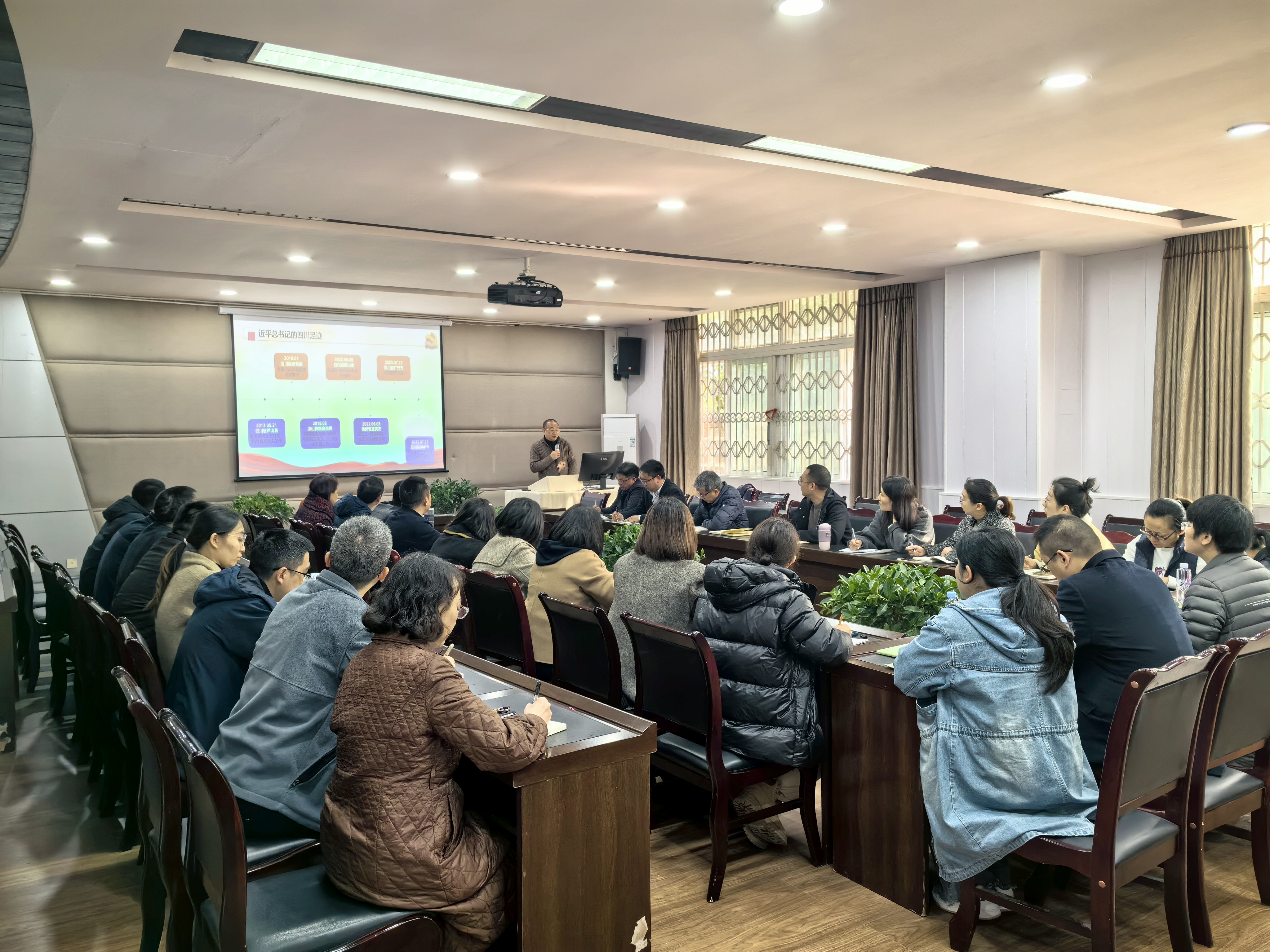 校领导为分管部门和联系院系讲授专题党课