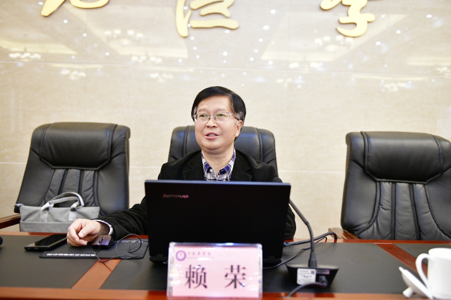 学校党委理论学习中心组召开2024年第2次集中学习（扩大）会