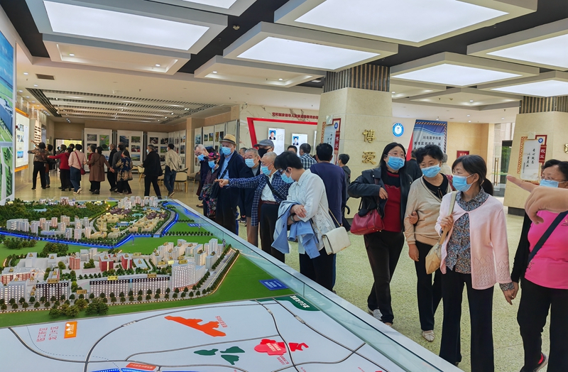 喜看学校建校71年发展新貌 离退休教职工畅游川北医