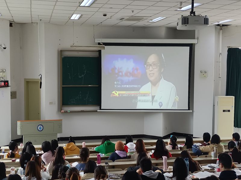 医学检验系党总支组织师生党员观看《榜样5》专题节目