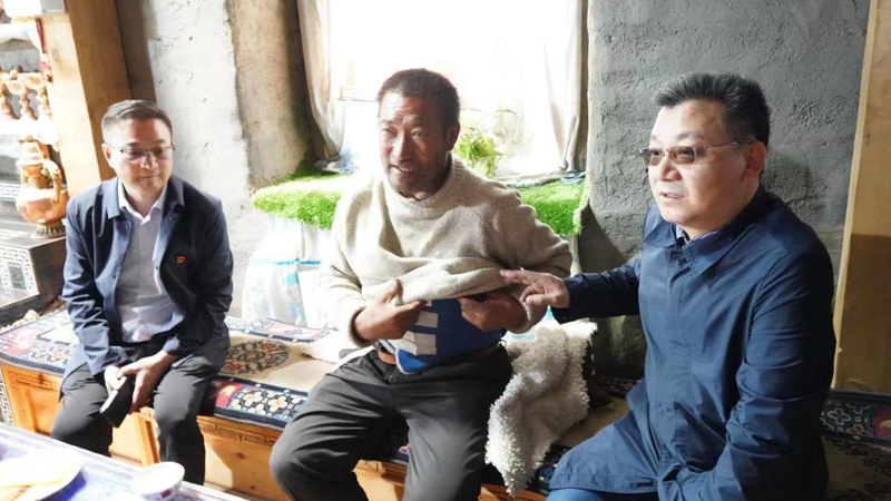 学校领导赴稻城县开展定点帮扶乡村振兴工作