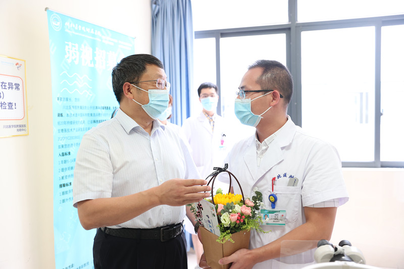 情暖医师节！我校附属医院党政领导深入科室看望慰问一线医务人员