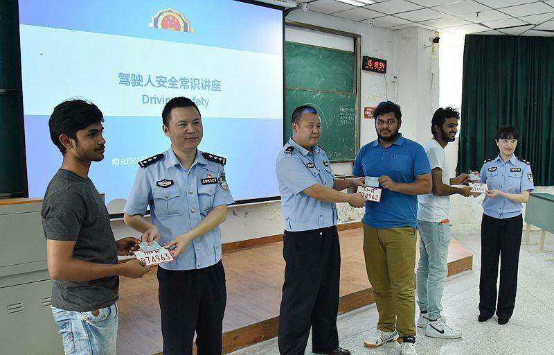 国际教育交流学院开展电动车上牌及交通法律知识讲座活动